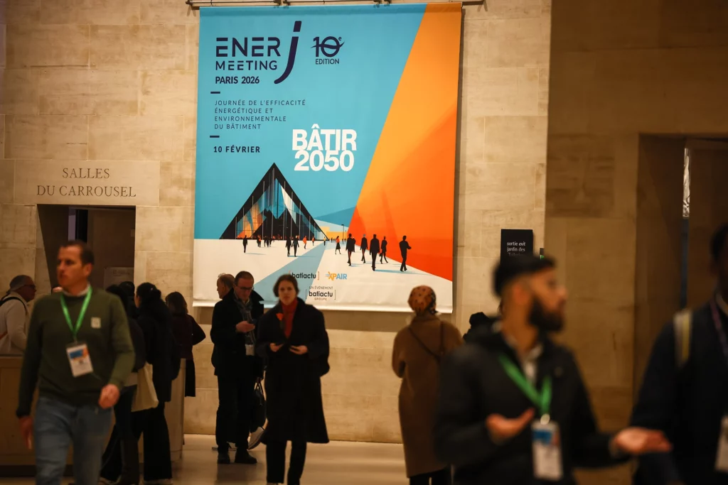 Grand panneau publicitaire Enerj-Meeting 2026 Paris au Carrousel du Louvre, création Agence Alkantara