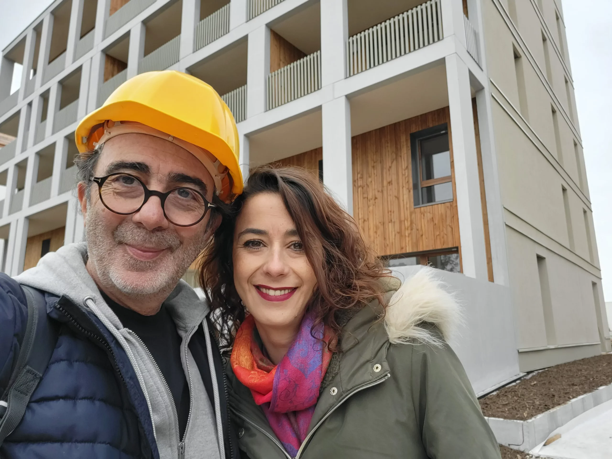 Les deux associés de l'agence Alkantara devant un immeuble