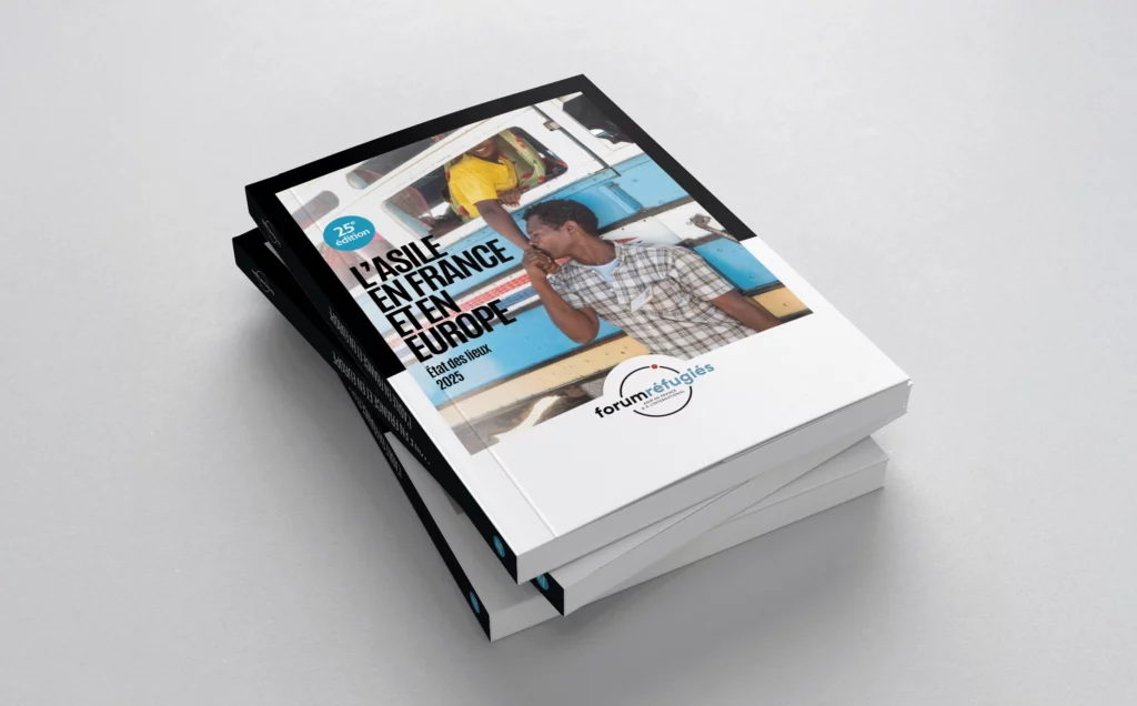Couverture du rapport d'activité Forum Réfugiés 2025, conception graphique Agence Alkantara